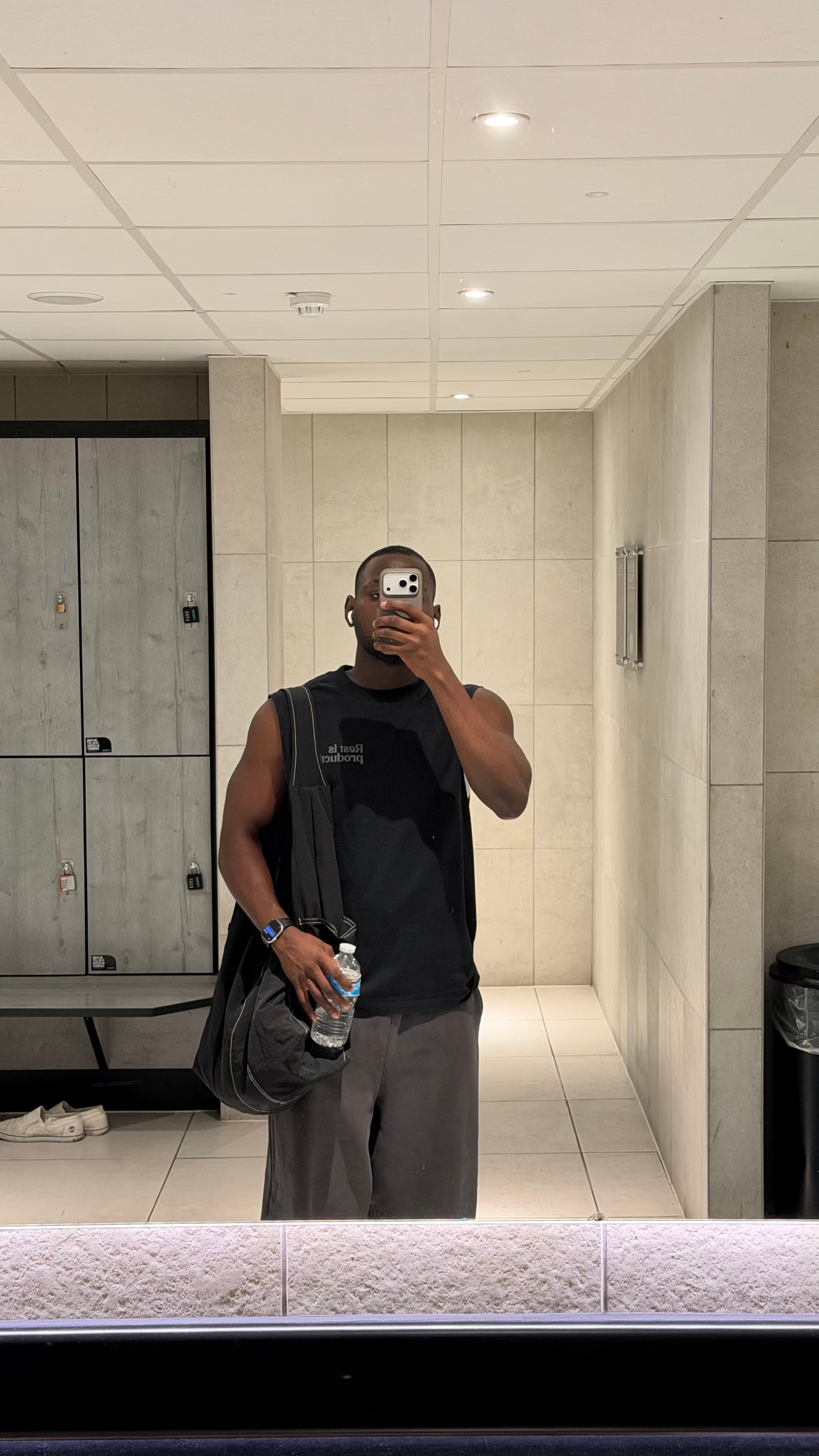 Favour taking a mirror photo with a gym bag